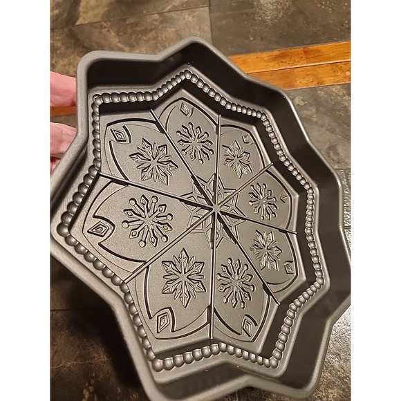 Nordic Ware Sweet Snowflakes Shortbread Pan Silver Aluminum 5 Cup Baking Mold - Picture 5 of 6